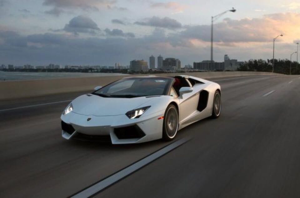 Lamborghini Aventador Roadster are priză la public