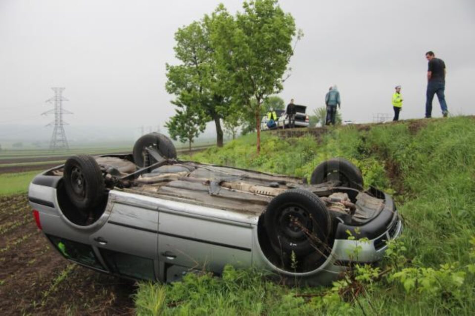 autoturismul răsturnat (prim plan) și autoturismul MAI (sus)