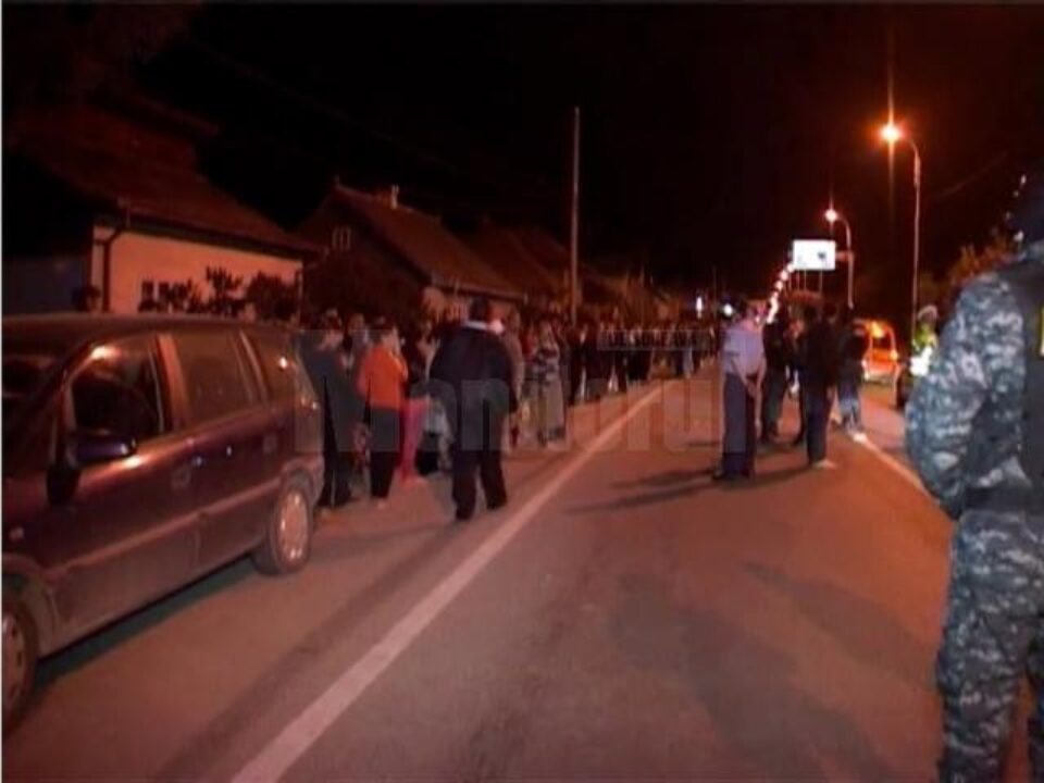 La fața locului s-au adunat în jur de doua sute de oameni, rude și vecini ai decedatului