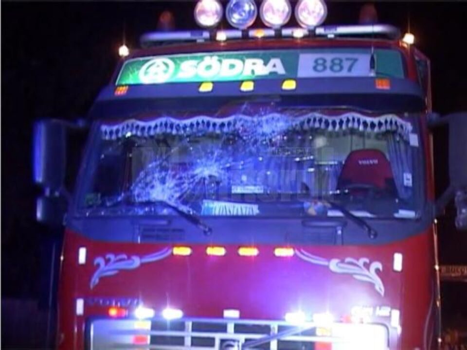 Geamul autotrenului, spart de oamenii dornici de răzbunare