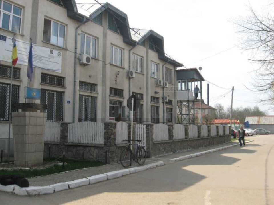 Întâlnirea cu deținutul magistrat a avut loc în singurul loc posibil, în spatele zidurilor penitenciarului