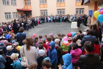 Deschiderea oficială a manifestărilor jubiliare a avut loc în curtea interioară a școlii