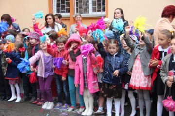 Deschiderea oficială a manifestărilor jubiliare a avut loc în curtea interioară a școlii