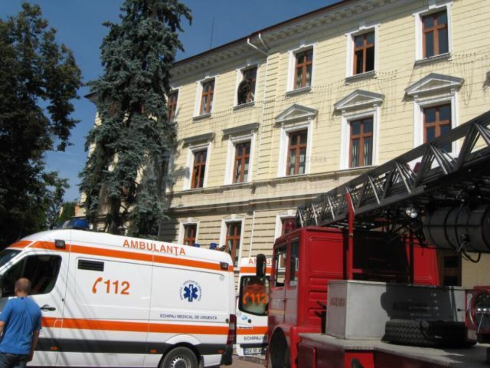 Gheorghe Cristian Popovici s-a așezat pe pervazul geamului din antecamera președintelui Curții de Apel Suceava