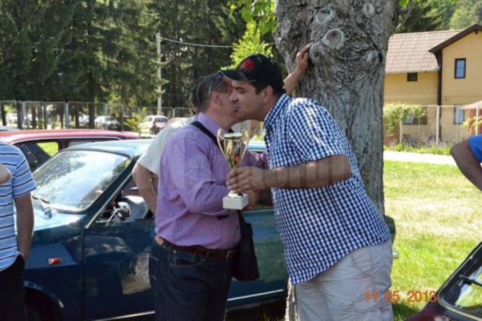 Dănuț Crainiciuc, premiat de Bogdan Coconoiu, președintele Retromobil Club România