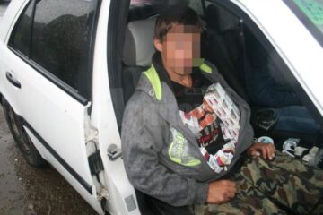 contrabandist "îmbrăcat" cu țigări de contrabandă
