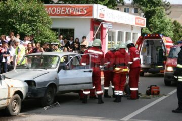 Tinerii au văzut cum se intervine de urgență la un accident rutier