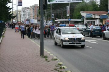 Grupul s-a deplasat până în fața Spitalului Județean, unde a făcut cale întoarsă spre zona centrală