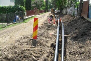 Lucrările de reabilitare și extindere a rețelelor de apă și canalizare din municipiul Rădăuți provoacă mari nemulțumiri în rândul localnicilor
