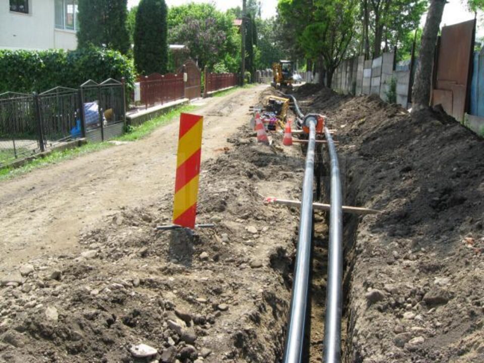 Lucrările de reabilitare și extindere a rețelelor de apă și canalizare din municipiul Rădăuți provoacă mari nemulțumiri în rândul localnicilor Lucrările de reabilitare și extindere a rețelelor de apă și canalizare din municipiul Rădăuți provoacă mari nemulțumiri în rândul localnicilor