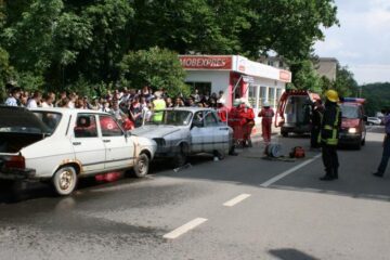 Tinerii au văzut cum se intervine de urgență la un accident rutier