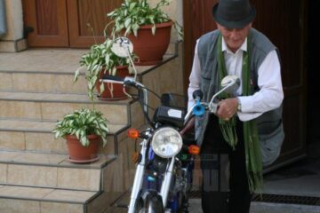 Vasile Rotariu conduce motorete de o viață