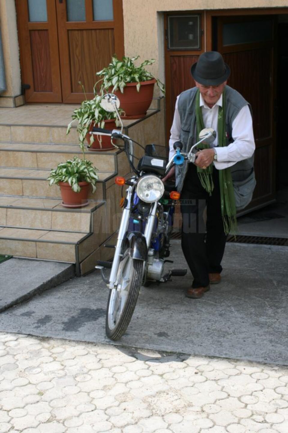 Vasile Rotariu conduce motorete de o viață