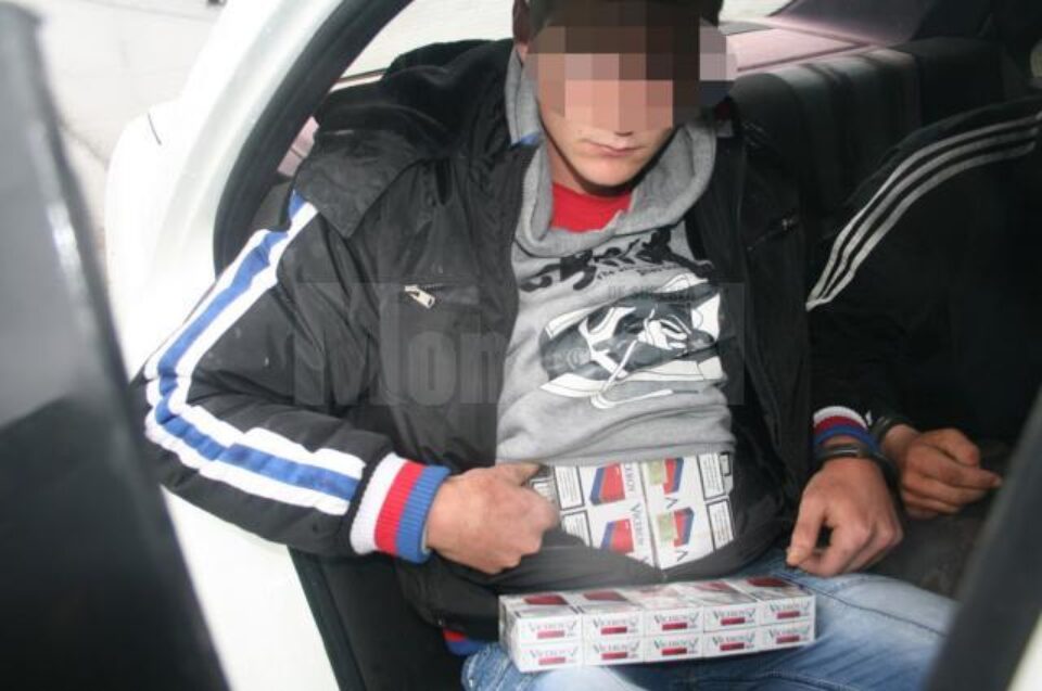 „Îmbrăcați” cu țigări de contrabandă