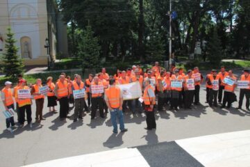 Câteva zeci de salariați ai SC Drumuri și Poduri SA Suceava au protestat, ieri, în fața Palatului Administrativ Suceava