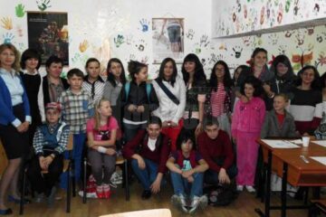 Beneficiari și voluntari de la centrul „Creștem împreună”