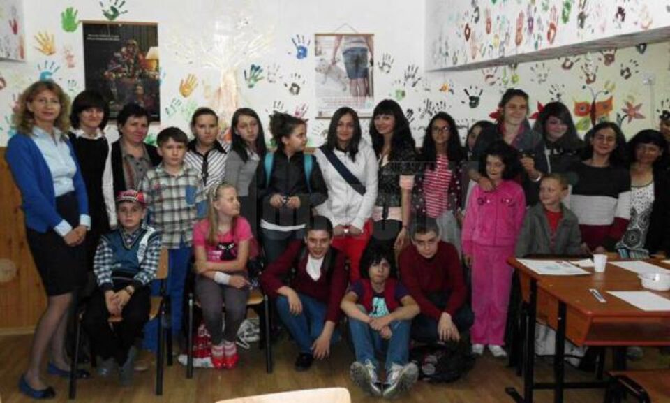 Beneficiari și voluntari de la centrul „Creștem împreună”