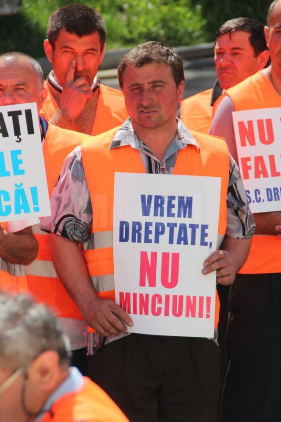 Angajații SC Drumuri și Poduri SA au protestat în fața Consiliului Județean, solicitând salvarea firmei
