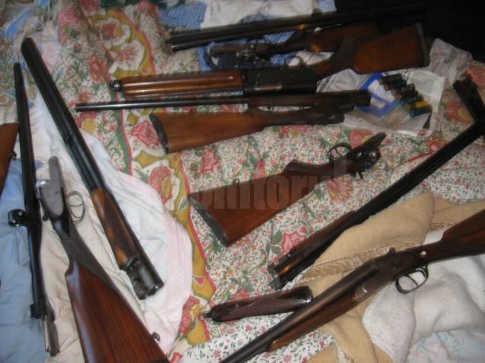 armele de vânătoare găsite și confiscate de la cetățeanul italian