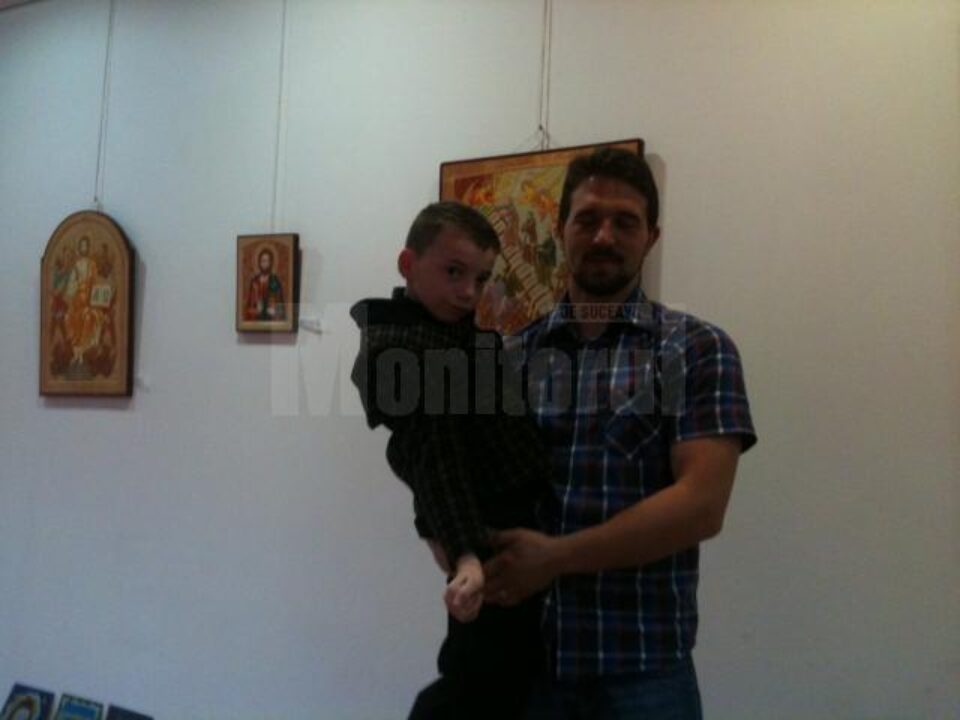 Sebi, în brațele kinetoterapeutului său