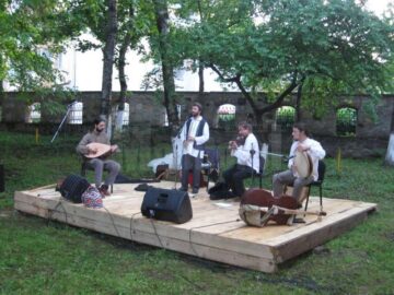 Trupa Trei Parale a adus muzica veche la Hanul Domnesc
