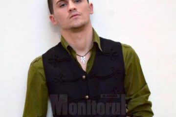 Lucian Cozma purtând una din propriile creații vestimentare