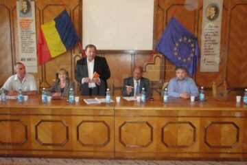 La dezbatere au participat, alături de Gheorghe Flutur, prof. univ. dr. Radu Pentiuc, deputatul Sanda Maria Ardeleanu, primarul Olărean și istoricul Daniel Hrenciuc