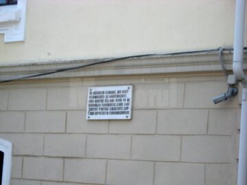 Placa memorială aflată pe clădirea Palatului de Justiție