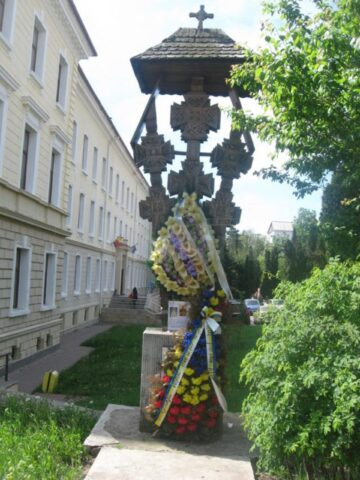 Troița ridicată în memoria martirilor neamului morți în închisoarea de la Suceava