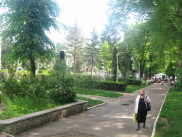 În această zonă se afla curtea interioară a închisorii, iar undeva în spatele statuilor a fost descoperită o groapă comună