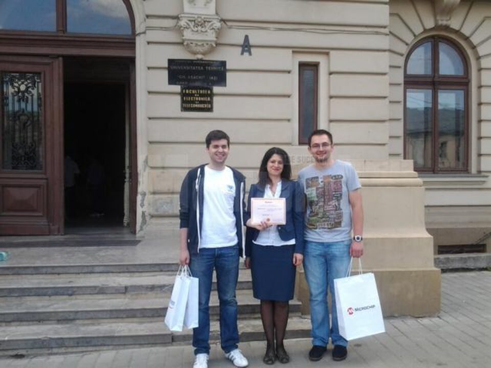 O parte din echipa care a câștigat premiul I la Concursul de Microcontrolere și Aplicații „Mihail Konteschweller” O parte din echipa care a câștigat premiul I la Concursul de Microcontrolere și Aplicații „Mihail Konteschweller”