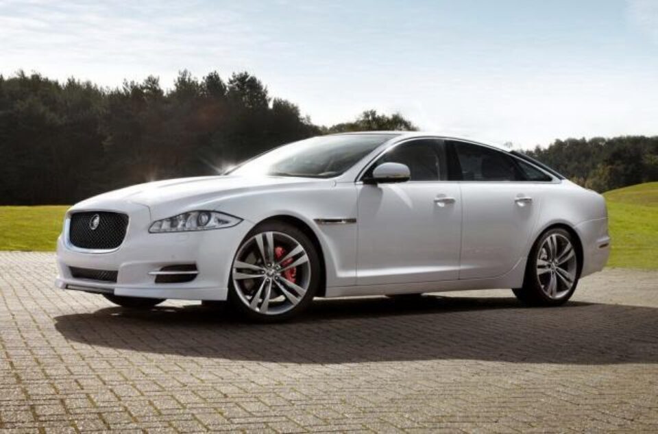 Jaguar dezvoltă o limuzină de lux cu linii de coupe