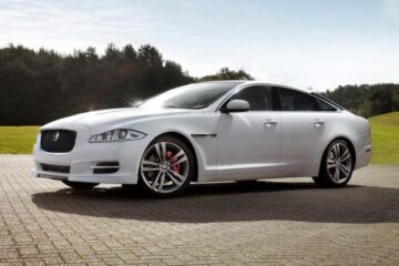 Jaguar dezvoltă o limuzină de lux cu linii de coupe