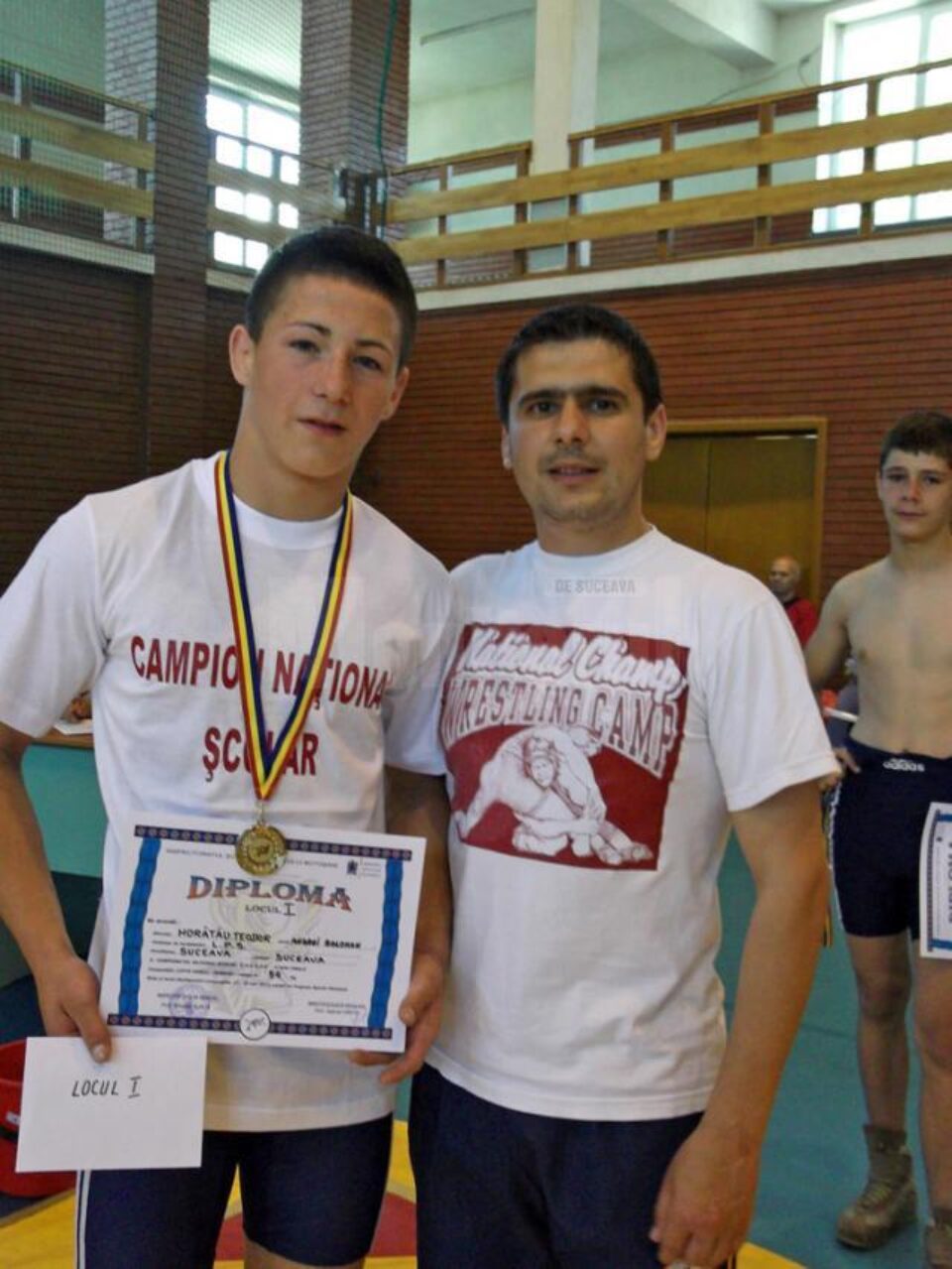 Campionul național școlar Theodor Horătău, alături de antrenorul Andrei Bolohan