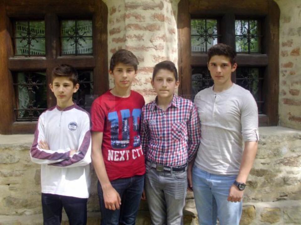 Cătălin (14 ani), Teodor (15 ani), Alexandru (16 ani) și Andrei Beniamin Antemie (18 ani) cântă sub numele de Milenium Group Brothers Cătălin (14 ani), Teodor (15 ani), Alexandru (16 ani) și Andrei Beniamin Antemie (18 ani) cântă sub numele de Milenium Group Brothers