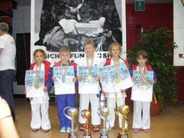 Cei cinci practicanți de karate din Vatra Dornei au avut rezultate bune în Italia