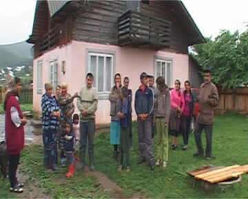 Soț și soție, bătuți cu parii în plină zi, în centrul orașului Gura Humorului