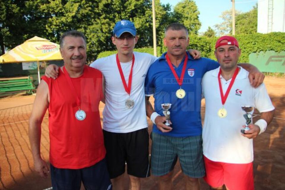 Viorel Negru și Ilie Hunceac, alături de cei pe care i-au învins în finală, Mircea și Ștefan Crainiciuc