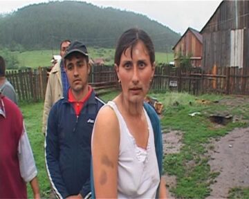 Petronela Plai a luat un bolovan de pe marginea drumului și i-a amenințat pe cei trei