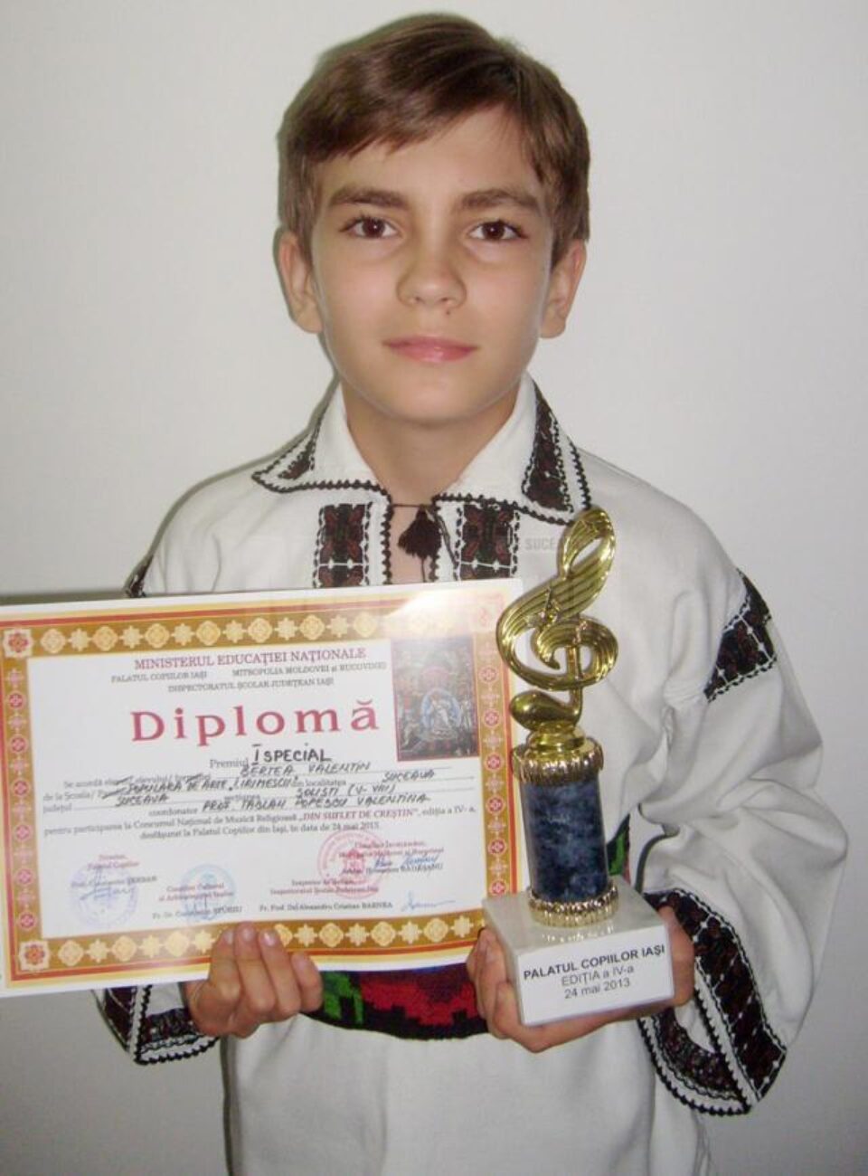 Valentin Bertea cu diploma și trofeul concursului de muzică religioasă