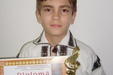 Valentin Bertea cu diploma și trofeul concursului de muzică religioasă