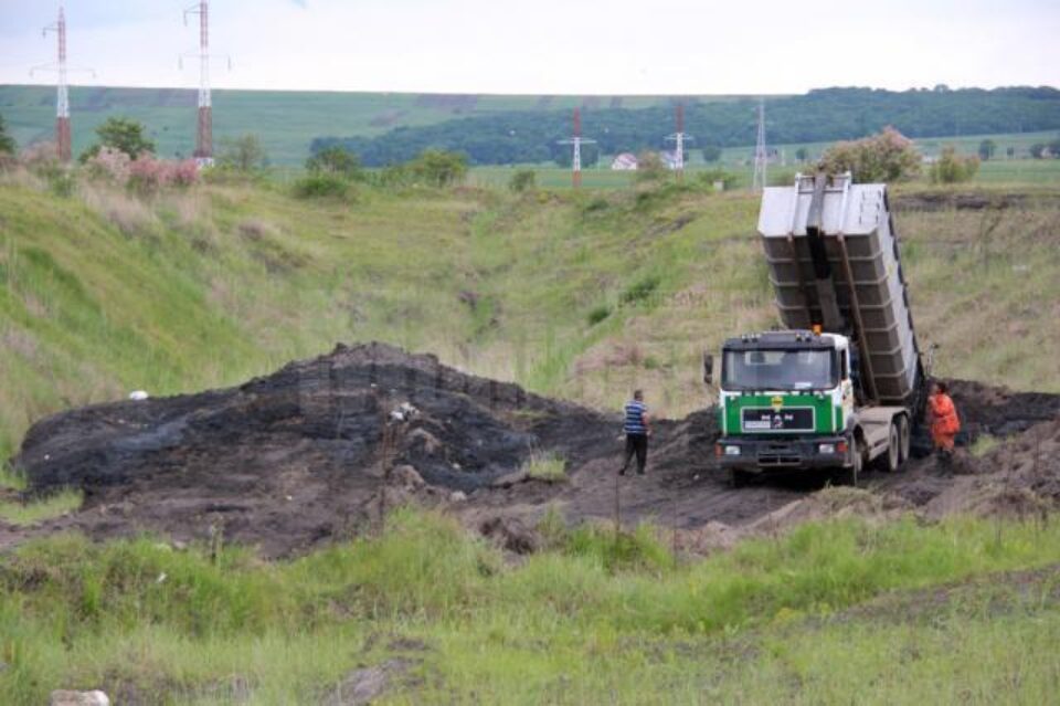 Nămolurile din stația de epurare, transportate în fosta groapă de zgură a societății Termica, undeva la vreo cinci km de Iulius Mall