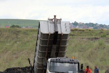 Nămolurile din stația de epurare, transportate în fosta groapă de zgură a societății Termica, undeva la vreo cinci km de Iulius Mall