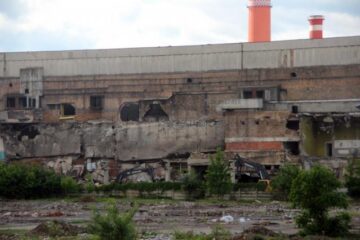 Cupele excavatoarelor au „mușcat” deja din clădirea fostei fabrici de hârtie