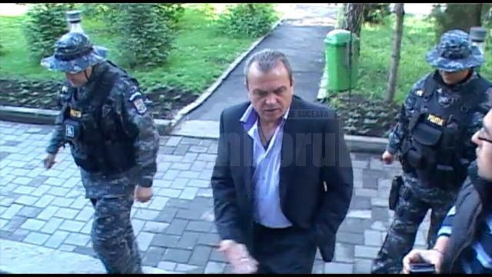 Vasile Florea a fost pus sub acuzare pentru evaziune fiscală și aderare la grup infracțional organizat, fiind acuzat de afaceri cu facturi fictive în valoare de 4,6 miliarde de lei vechi Vasile Florea a fost pus sub acuzare pentru evaziune fiscală și aderare la grup infracțional organizat, fiind acuzat de afaceri cu facturi fictive în valoare de 4,6 miliarde de lei vechi