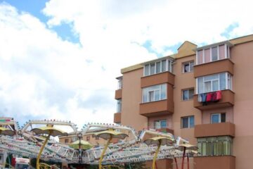 Parașutele vor zbura la mică distanță de geamurile locatarilor, care se plâng de gălăgia și mizeria produsă
