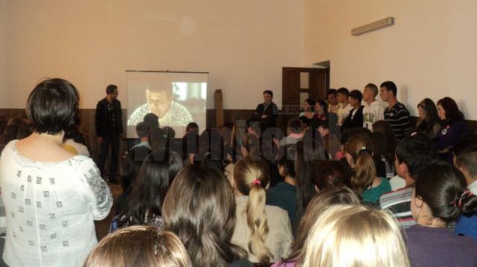 Elevi din Liteni, informați despre pericolul traficului de persoane, al delicvenței juvenile și al consumului de droguri