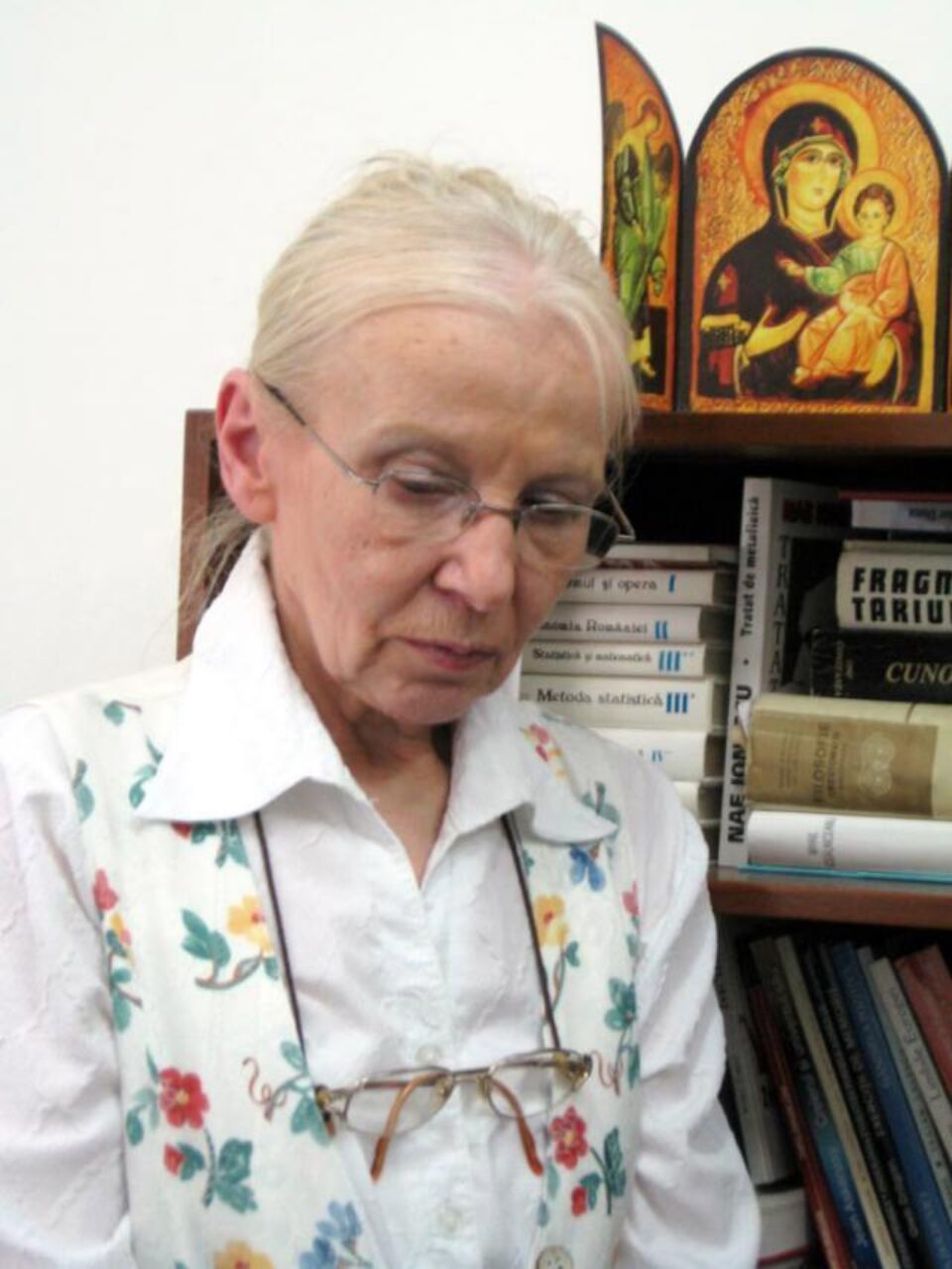 Elena Solunca Moise este publicist și redactor la revista Academica
