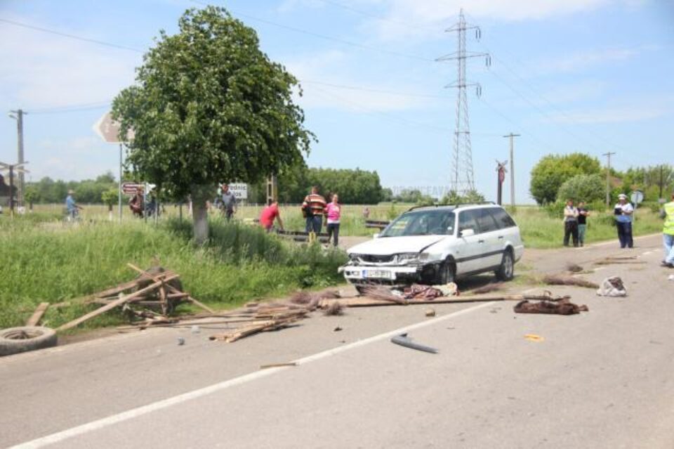 Căruțașul a ieșit de pe drumul comunal dinspre Horodnic de Jos, fără a acorda prioritate