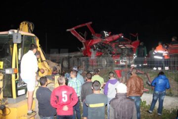 Patru morți, după ce un tir cu lemne s-a răsturnat în curtea unei case